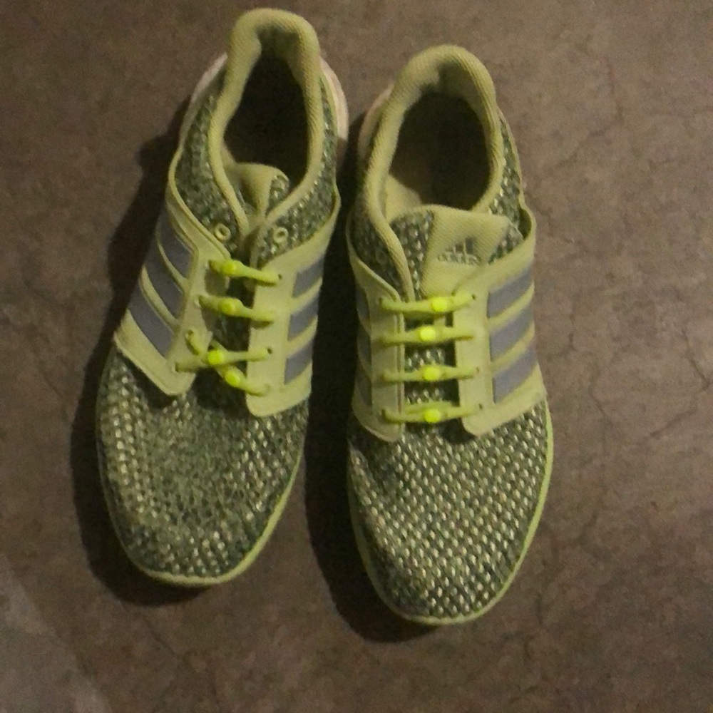 Size 9 neon yellow adidas sneaker with hickies